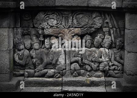 Reliefs sur Borobudur Temple, le centre de Java, en Indonésie. Banque D'Images