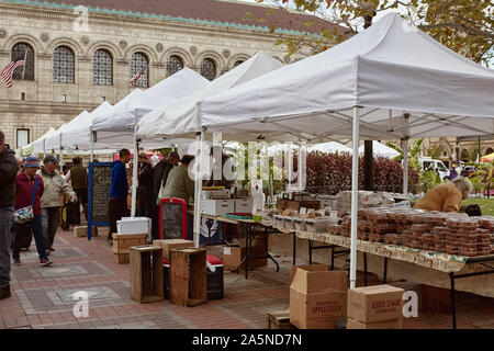 Boston, Massachusetts - Octobre 3rd, 2019 : pour les produits frais et les produits locaux à un marché de producteurs à Copley Square sur un jour d'automne. Banque D'Images