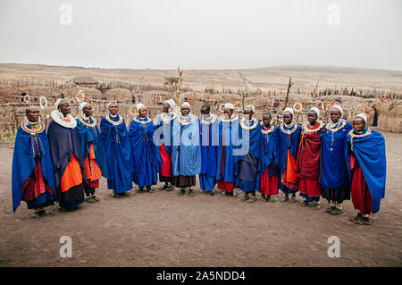 24 juin 2011, la Tanzanie Serengeti - groupe de pays africains ou tribu Masai Masai femme en tissu bleu portant des ornements de perles et pierres fantaisie. Grou ethniques Banque D'Images