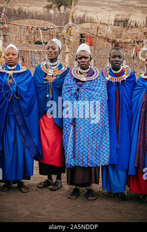 24 juin 2011, la Tanzanie Serengeti - groupe de pays africains ou tribu Masai Masai femme en tissu bleu portant des ornements de perles et pierres fantaisie. Grou ethniques Banque D'Images