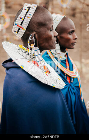 JUN 24, 2011 Serengeti, Tanzanie - Portrait de Masai africaine ou tribu Masai femme en tissu bleu portant des ornements de perles et pierres fantaisie. G Ethniques Banque D'Images