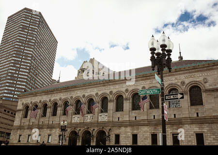 Boston, Massachusetts - Octobre 3rd, 2019 : Extérieur de Boston Public Library de Copley Square dans le quartier Back Bay de Boston Banque D'Images