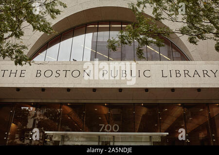 Boston, Massachusetts - Octobre 3rd, 2019 : Entrée de Boston Public Library de Copley Square dans le quartier Back Bay de Boston Banque D'Images