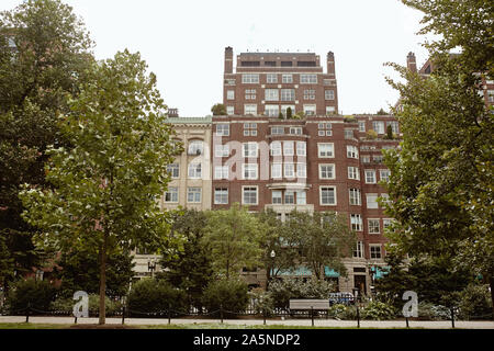 Boston, Massachusetts - Octobre 3rd, 2019 : Le Jardin Public de Boston sur un jour d'Automne dans le quartier de Back Bay Banque D'Images