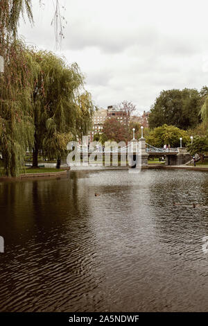 Boston, Massachusetts - Octobre 3rd, 2019 : pont surplombant le lagon de l étang à Boston Public Garden dans le quartier Back Bay de Boston. Banque D'Images