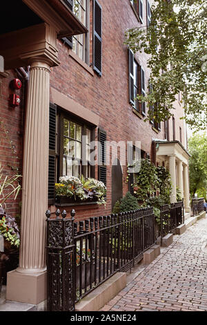 De beaux immeubles de brique sur un jour d'automne, dans l'historique quartier Beacon Hill de Boston, Massachusetts.
