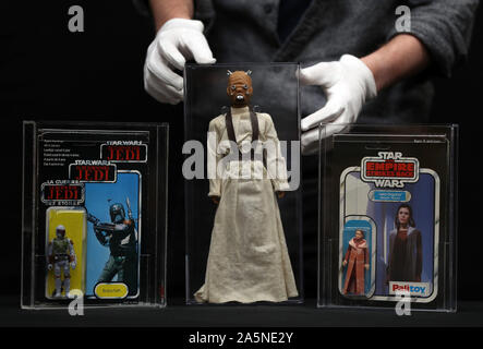 (De gauche à droite) UN Boba Fett ROTJ Tri-Logo figure dans le film Star Wars : Le Retour du Jedi (estimation ? ?2000 ? ?3000) -, un Tusken Raider Action Figure de grande taille le film Star Wars : Un Nouvel Espoir (estimation ? ?1000 - ? ?1500), et une Princesse Leia Bespin ESB (robe) retour 30-B figure dans le film Star Wars : The Empire Strikes Back (estimation ? ?4000 ? ?6000 -), lors d'un aperçu pour la Prop Store's prochaine vente aux enchères d'affiches de cinéma. Banque D'Images