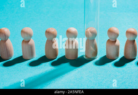 Concept de naissance de bébé avec les tubes à essai. L'insémination artificielle. Figures en bois sous test tube sur un fond bleu Banque D'Images