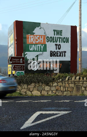 Le trafic passe un anti-Brexit pro-unité irlandaise billboard vu de la route de Dublin à Newry, en Irlande du Nord, le 21 octobre 2019 à la frontière entre Newry, en Irlande du Nord et en République d'Irlande Dundalk. Boris Johnson a publié un appel de dernière minute aux députés d'appuyer son projet de loi sur l'accord de retrait de l'UE, malgré les plaintes de la part de députés qu'il tente de faire adopter à la Chambre des communes à grande vitesse. Les députés sont début de trois jours d'un Brexit showdown - y compris deux séances de fin de soirée - dans laquelle le gouvernement tente de les opposants d'adopter des amendements sur les douanes, un deuxième référendum et blocki Banque D'Images