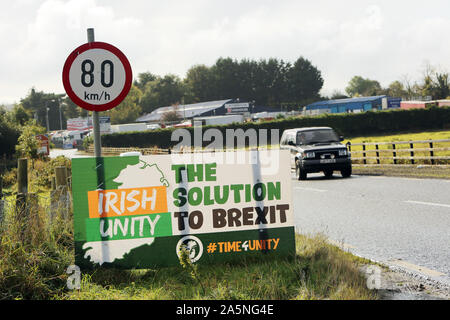 Col de la circulation d'un Brexit unité irlandaise bannière comme ils en voiture au nord de Dundalk, Irlande, 21 octobre 2019 à la frontière entre Newry, en Irlande du Nord et en République d'Irlande Dundalk. Boris Johnson a publié un appel de dernière minute aux députés d'appuyer son projet de loi sur l'accord de retrait de l'UE, malgré les plaintes de la part de députés qu'il tente de faire adopter à la Chambre des communes à grande vitesse. Les députés sont début de trois jours d'un Brexit showdown - y compris deux séances de fin de soirée - dans laquelle le gouvernement tente de les opposants d'adopter des amendements sur les douanes, un deuxième référendum et aucun blocage-deal. Banque D'Images