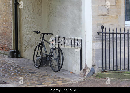 Plaque de rue avec un vélo enchaîné à elle dans une rue pavée ou lane à Saint Giles' dans la ville d'Oxford à côté d'un pub appelé l'agneau et d'un drapeau Banque D'Images