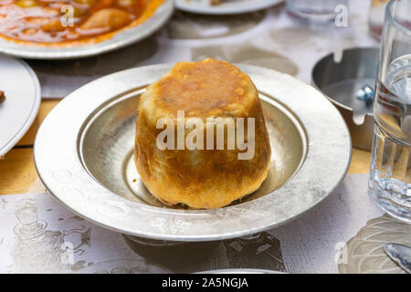 Turkish perde Pilavi / Drape avec pilaf poulet, amandes et raisins secs / Pilav Banque D'Images