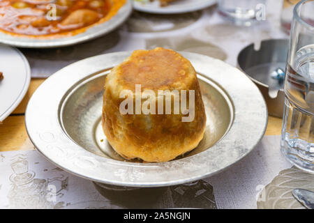 Turkish perde Pilavi / Drape avec pilaf poulet, amandes et raisins secs / Pilav Banque D'Images