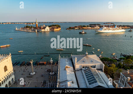 Bateau de croisière Venise Giudecca en vue aérienne de la tour au coucher du soleil Banque D'Images