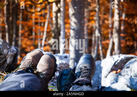 Chaussures de randonnée en couple relaxing in autumn forest Banque D'Images