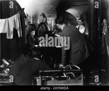 Cameraman GUY GREEN de cameramen et John HOWARD DAVIES comme Oliver Twist 1948 réalisateur David Lean roman Charles Dickens sur le plateau de tournage candide Photo par Charles Trigg Cineguild / distributeurs de films (GFD) Banque D'Images