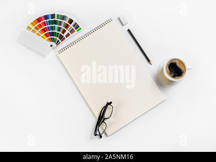 Kit papeterie vierge. Sketchbook, palette de couleurs, verres, tasses à café, un crayon et une gomme. Mise à plat. Banque D'Images