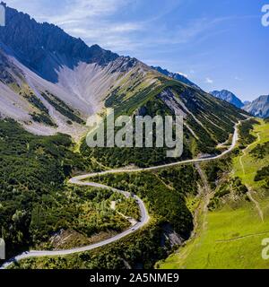 Drone abattu, route de montagne sinueuse, Hahntennjoch Lechtaler, Alpes, Tyrol, Autriche Banque D'Images