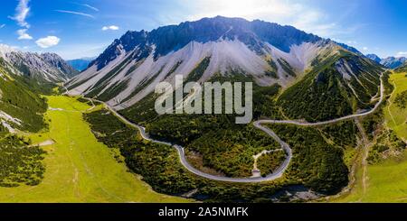 Drone abattu, route de montagne sinueuse, Hahntennjoch Lechtaler, Alpes, Tyrol, Autriche Banque D'Images