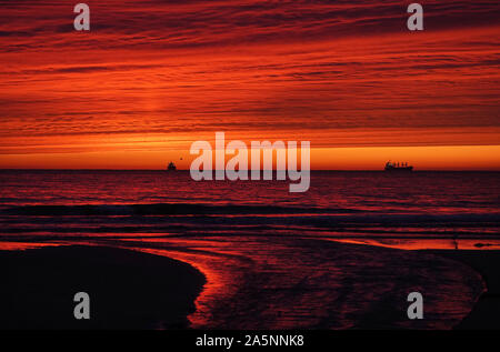 Les navires en mer avant le soleil se lève au large de la côte de Whitley Bay, dans le Northumberland. Banque D'Images