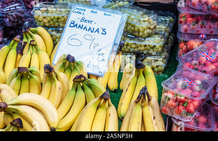 Les bananes en vente sur un étal du marché Banque D'Images