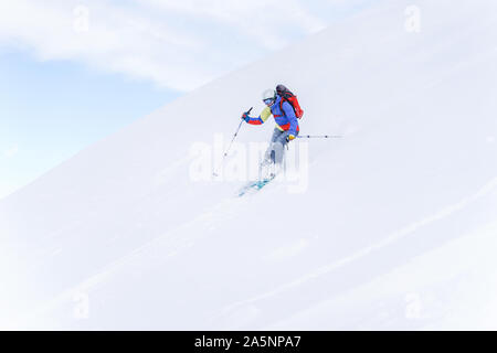 Photo du côté de sportif avec sac à dos ski en hiver resort Banque D'Images