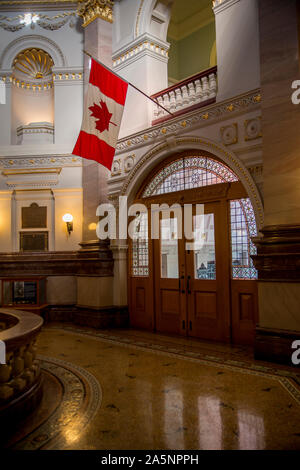 Victoria, Colombie-Britannique, Canada. Le drapeau du Canada dans la British Columbia Parliament Building. Banque D'Images