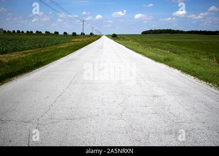 Les petites routes rurales locales à travers les terres agricoles du nord de l'indiana indiana USA Banque D'Images