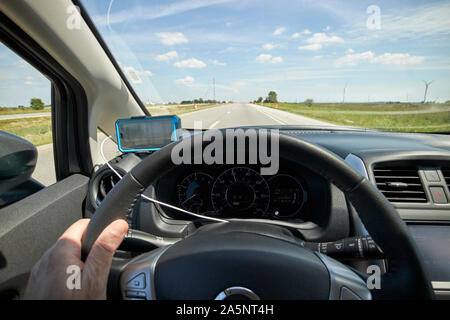 Conduite le long de l'autoroute à l'aide de téléphone cellulaire comme sat nav indiana USA Banque D'Images