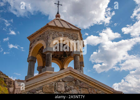 Église arménienne avec Bell Tower sur le fond bleu ciel nuageux. Banque D'Images