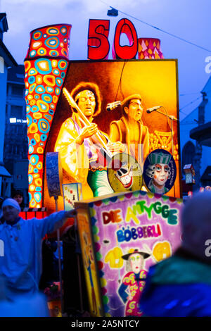 Barfuesserplatz, Bâle, Suisse - Mars 11th, 2019. L'un principaux allumé carnival lantern sortent de la foule dans la vieille ville. Banque D'Images