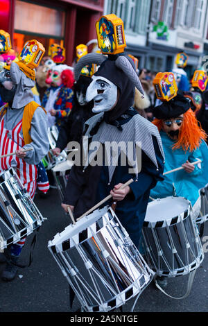 Barfuesserplatz, Bâle, Suisse - Mars 11th, 2019. Carnaval unique participant jouant caisse claire Banque D'Images