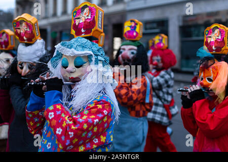 Barfuesserplatz, Bâle, Suisse - Mars 11th, 2019. Carnaval unique participant jouant Flûte piccolo Banque D'Images