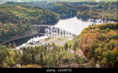 Kriebstein, Allemagne. 21 Oct, 2019. Vue sur le mur de barrage du barrage de Kriebstein. Le barrage est utilisé pour produire de l'électricité. L'usine hydroélectrique est exploitée par le Groupe de Karl. Actuellement, cinq éoliennes ont une puissance combinée de 8 MW. Crédit : Jan Woitas/dpa-Zentralbild/dpa/Alamy Live News Banque D'Images