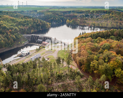 Kriebstein, Allemagne. 21 Oct, 2019. Vue sur le mur de barrage du barrage de Kriebstein. Le barrage est utilisé pour produire de l'électricité. L'usine hydroélectrique est exploitée par le Groupe de Karl. Actuellement, cinq éoliennes ont une puissance combinée de 8 MW. Crédit : Jan Woitas/dpa-Zentralbild/dpa/Alamy Live News Banque D'Images