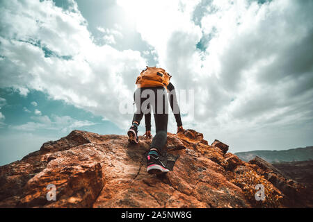 Randonnée randonneur femme succès sur sunrise mountain peak - Jeune Femme avec sac à dos à la montagne. Destination Voyage Découverte Concept Banque D'Images