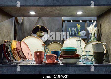 Une vitrine avec la pose de vaisselle en porcelaine. Belle merchandising, plats pour restaurants et hôtels. Banque D'Images