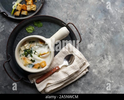 Changua - Soupe au lait et oeufs colombien , soupe typique pour le petit-déjeuner à Bogota Banque D'Images