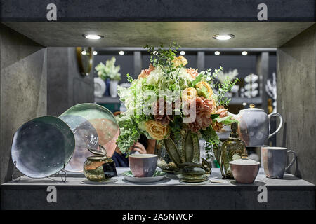 Une vitrine avec la pose de vaisselle en porcelaine. Belle merchandising, plats pour restaurants et hôtels. Banque D'Images