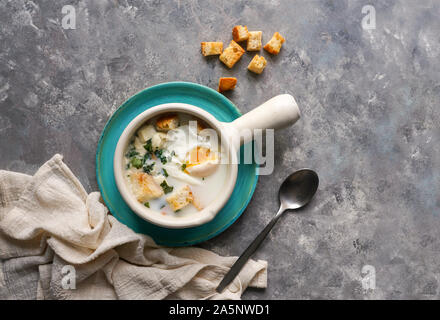 Changua - Soupe au lait et oeufs colombien , soupe typique pour le petit-déjeuner à Bogota Banque D'Images