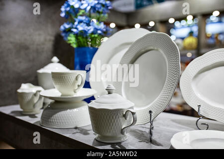 Une vitrine avec la pose de vaisselle en porcelaine. Belle merchandising, plats pour restaurants et hôtels. Banque D'Images