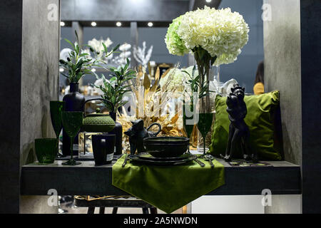 Une vitrine avec la pose de vaisselle en porcelaine. Belle merchandising, plats pour restaurants et hôtels. Banque D'Images