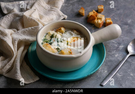 Changua - Soupe au lait et oeufs colombien , soupe typique pour le petit-déjeuner à Bogota Banque D'Images