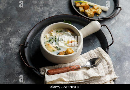 Changua - Soupe au lait et oeufs colombien , soupe typique pour le petit-déjeuner à Bogota Banque D'Images
