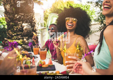 Happy woman smiling at the camera s'amusant avec des amis au restaurant de plein air Banque D'Images