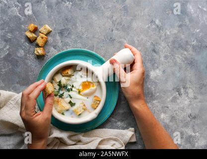 Changua - Soupe au lait et oeufs colombien , soupe typique pour le petit-déjeuner à Bogota Banque D'Images
