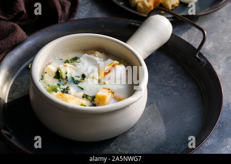 Changua - Soupe au lait et oeufs colombien , soupe typique pour le petit-déjeuner à Bogota Banque D'Images