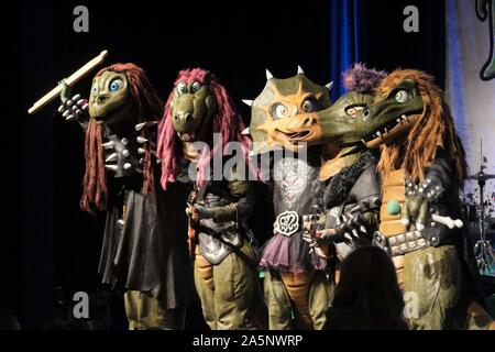 Wil, Suisse. 20 Oct, 2019. Heavysaurus est le premier groupe de rock avec encore de liens d'hard rock et heavy metal, le tout dans un spectacle de scène spectaculaire avec un vrai groupe live - en costumes de dinosaures | Conditions de crédit dans le monde entier : dpa/Alamy Live News Banque D'Images