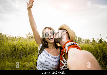 Couple amoureux voyage à l'extérieur et prendre un selfie avec téléphone cellulaire. Banque D'Images