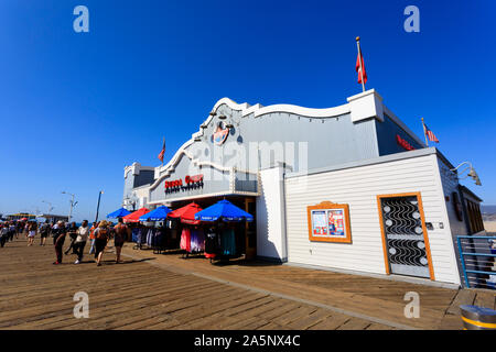 Bubba Gump shop restaurant sur la jetée de Santa Monica, Californie, États-Unis d'Amérique. USA. Octobre 2019 Banque D'Images